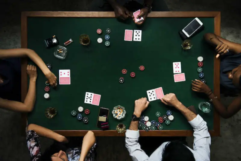Bí mật trong bịp Poker và khoảng khách lật mặt đè bẹp đối thủ